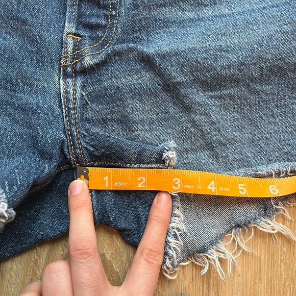 Levi’s Women’s 28 Original 501 Salsa Halfway Medium Indigo High Rise Denim Short - Picture 7 of 11